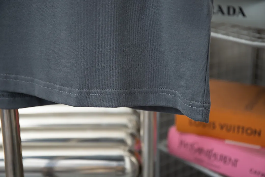 🅿️180 High-quality Lv 2025 early spring new model, MONOGRAM presbyopic gradient short-sleeved T-shirt, using digital printing technology to render pixel light and shadow for the Monogram gradient pattern, and its silk-screen texture and knitting effect complement each other. Synchronized with the official website, pure cotton fabrics at the counter! Comfortable against the skin, durable and easy to wear, meticulous original craftsmanship, custom-made 260g vat-dyed fabric, very comfortable to the touch, latest brick cabinet synchronization, OS off-shoulder version, fashionable and individual, super versatile and good-looking, very suitable for both men and women, must-have style, hang tag, collar label, washed wheat, complete with three labels S M L XL